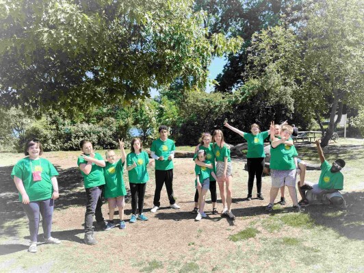 Schüler mit Theatershirts draußen auf dem Theatervorplatz