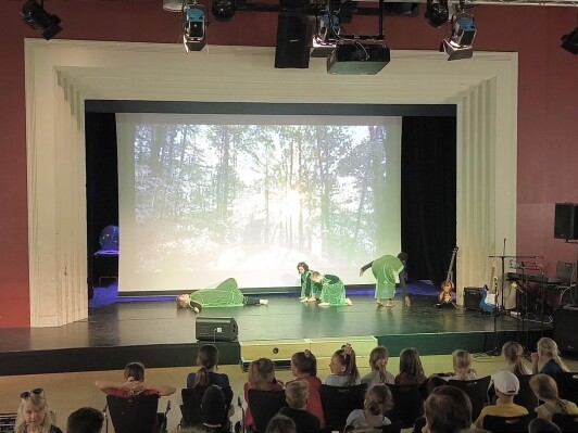 Schüler spielen auf der Bühne Theater