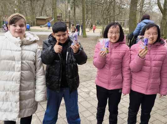 Vier Schüler*innen mit Ostergeschenken