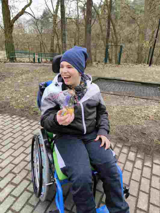 Schüler im Rollstuhl mit Ostertüte in der Hand