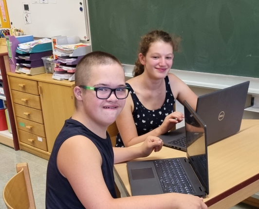 Zwei Schüler sitzen am Laptop