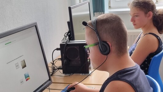 Zwei Schüler am PC