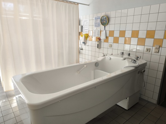 Therapiebadewanne in der Mitte